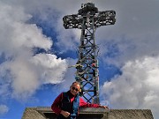 36 Alla splendida ferrea croce di vetta del Resegone-Punta Cermenati (1875 m)